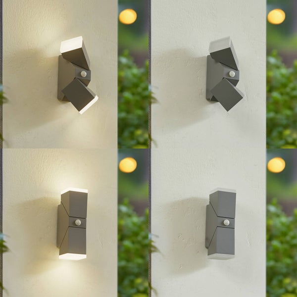 Moderne LED Außenwandleuchte in Anthrazit mit Bewegungsmelder und zwei verstellbaren Lichtpaneelen, montiert an einer hellen Hauswand.