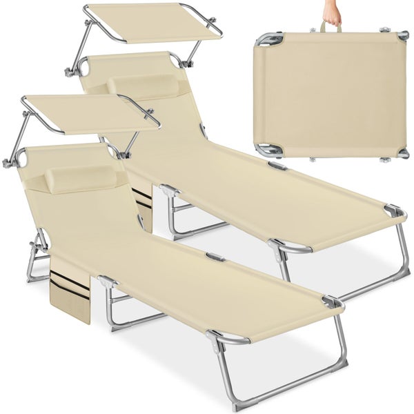 Zwei beige Gartenliegen mit verstellbarem Sonnendach, Kopfkissen und Seitentasche, Metallgestell, zusammenklappbar mit Tragegriff.