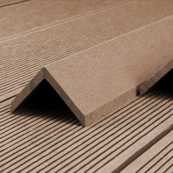Braunes Abschlussprofil aus Holz-Kunststoff-Verbundwerkstoff in L-Form für Terrassendielen.