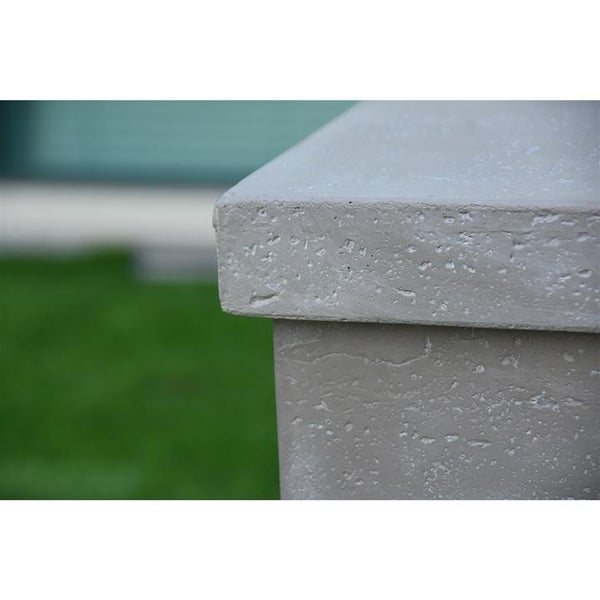 Nahaufnahme einer Mauerabdeckung aus Beton mit strukturierter Oberfläche für Gartenmauern.