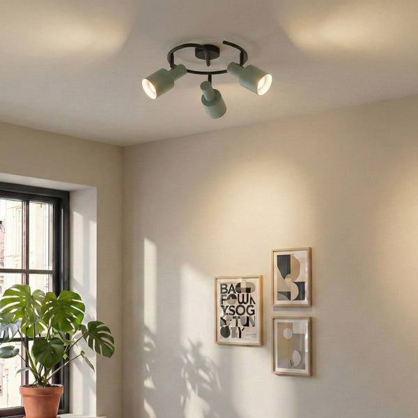 Deckenleuchte mit drei Strahlern im Wohnzimmer