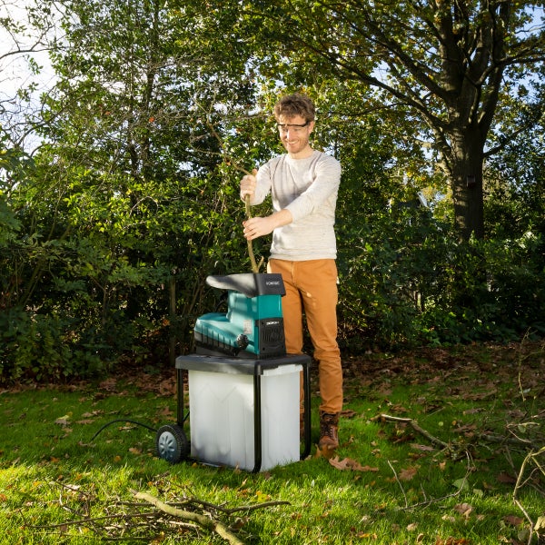 VONROC Gartenhäcksler elektrisch 2800W - Walzenhäcksler für Äste bis zu Ø45mm - Leise & Robust - Häcksler Maschine für Gartenabfälle inkl 60L Auffangsack