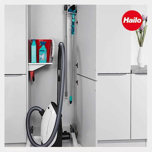 Organisierter Hochschrank für Putzutensilien mit Staubsauger, Reinigungsmitteln und Besen. Hailo Logo.