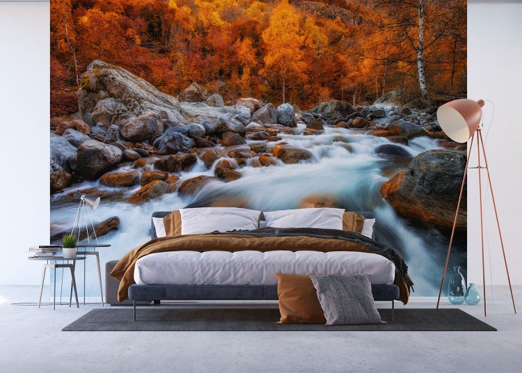 Fototapete mit einem Motiv aus Fluss und Herbstwald hinter einem Bett