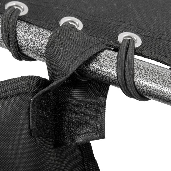 Detailaufnahme einer Gartenliege mit elastischer Schnürung und Klettverschluss am Metallgestell.