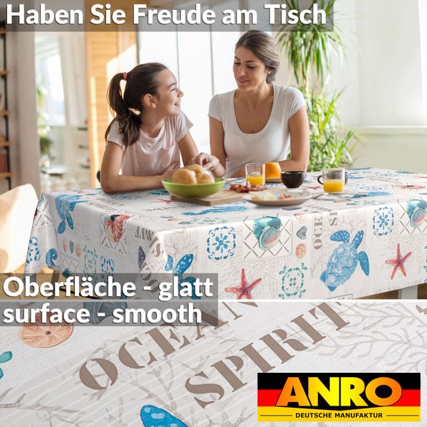 Helle Szene mit Mutter und Kind an einem Tisch mit maritim gemusterter Tischdecke, Detail der glatten Oberfläche, ANRO Deutsche Manufaktur Logo.