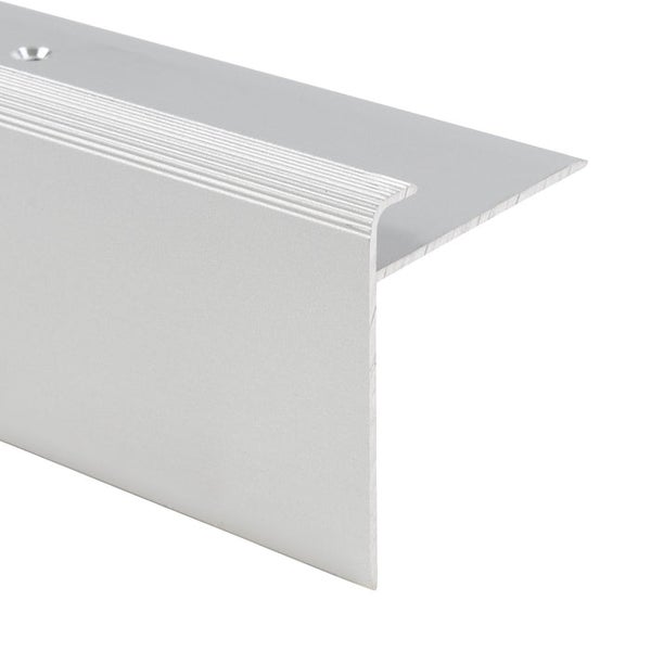 Treppenkantenprofil aus Aluminium mit geriffelter Oberfläche und vorgebohrten Löchern.