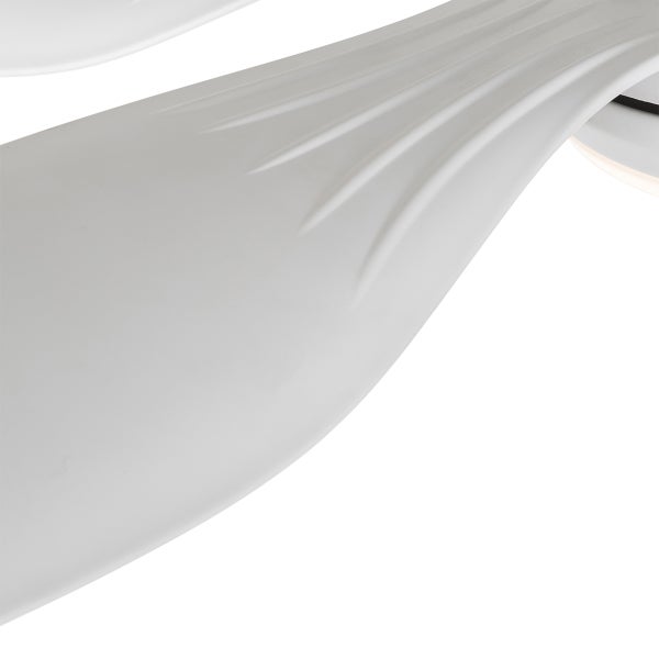 Nahaufnahme eines weißen Deckenventilatorflügels mit geschwungenem Design und aerodynamischen Rillen.