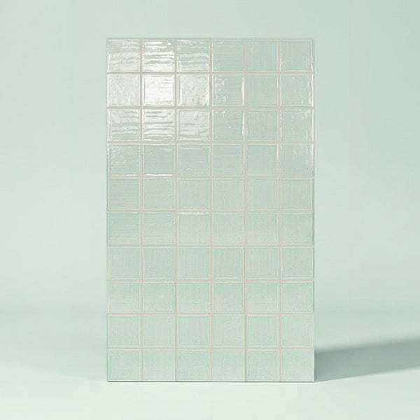 Rechteckiges Mosaikfliesenpaneel mit quadratischen Fliesen in glänzender Optik zur Wandverkleidung im Innenbereich.
