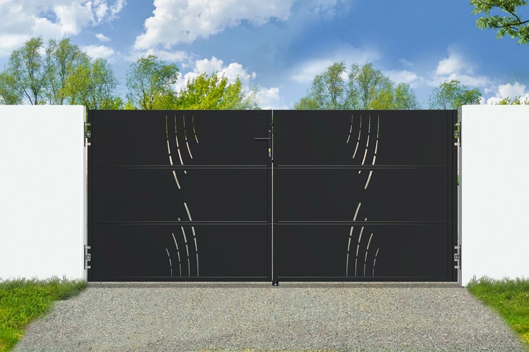 Modernes zweiflügeliges Einfahrtstor aus Aluminium mit dekorativem Wellenmuster, montiert zwischen zwei Pfosten auf einer Kiesauffahrt.