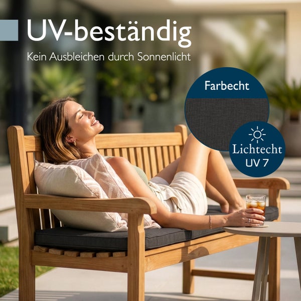 Eine Frau entspannt auf einer Holzgartenbank mit Sitzkissen im hellen Außenbereich. Das Material ist ultraviolettbeständig, farbecht und hat Lichtechtheit 7.
