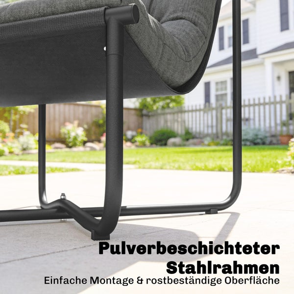 Moderner Loungesessel mit grauer Polsterung am Pool, inklusive kleinem Beistelltisch und hellem Sonnenschirm.