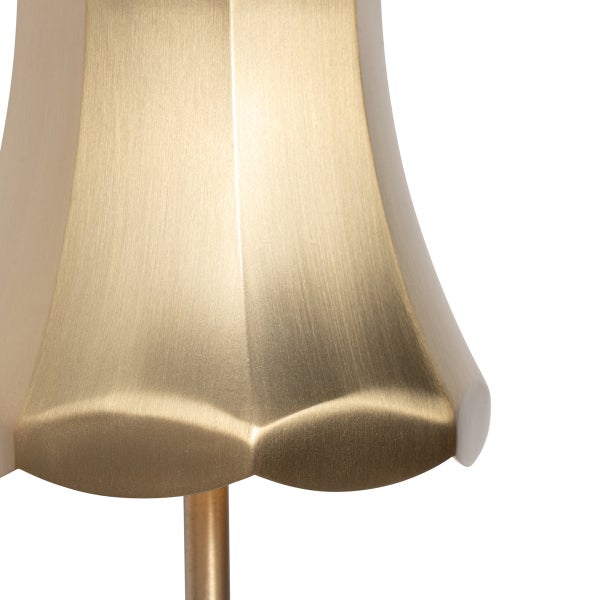 Nahaufnahme eines Lampenschirms aus Metall in gebürstetem Messing mit geschwungenem Rand.