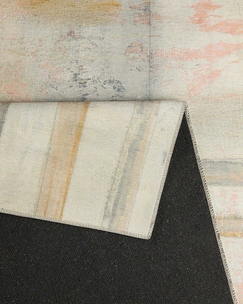 Abstrakter Teppich mit Vintage-Muster, Detailansicht der umgeschlagenen Ecke und der rutschfesten Rückseite.