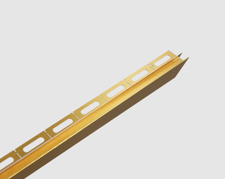 L-förmiges Fliesenprofil aus Metall in Gold-Optik mit gestanztem Befestigungsschenkel.