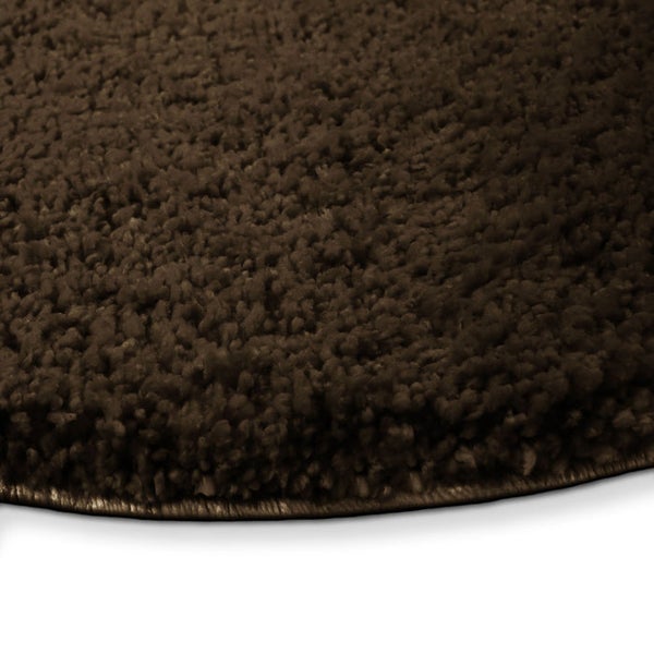 Detailansicht eines runden, braunen Teppichs mit hohem Flor