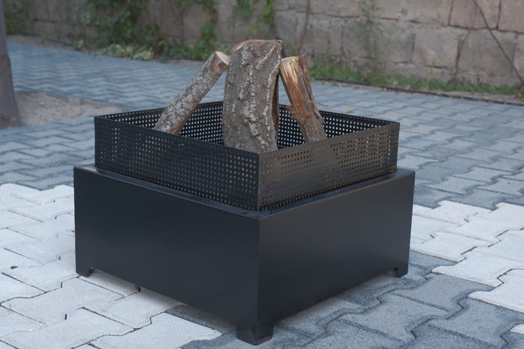 The Favilla Fireplace Feuerschale Schwarz – Feuerstelle aus Stahl mit Pulverbeschichtung – 55 x 55 x 37 cm – modern & wetterfest – vormontiert & sofort nutzbar – 16 kg – für Garten & Terrasse