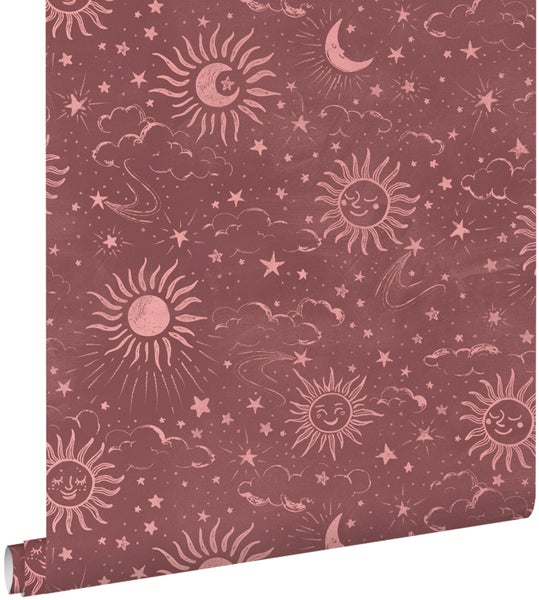Tapete mit Himmelsmotiven wie handgezeichneten Sonnen, Monden, Sternen und Wolken.