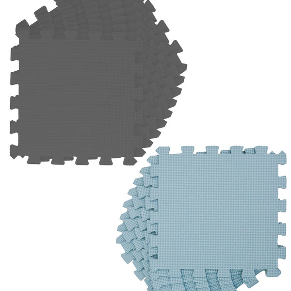Stapel aus quadratischen Schaumstoff-Puzzlematten mit Stecksystem
