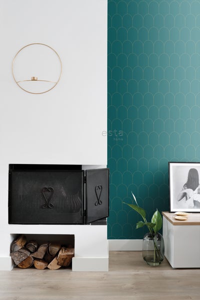 Innenraum mit Kamin, dekorativer Wandleuchte und gemusterter Tapete