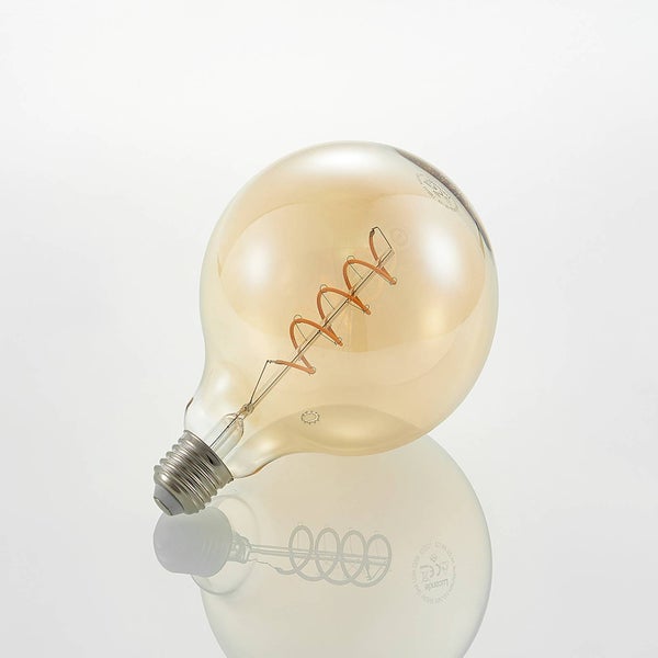 LED-Globelampe mit E27-Sockel, bernsteinfarbenem Glas und spiralförmigem Filament.