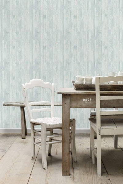 Esszimmer mit Holztisch, Stühlen und Tapete im Holzdesign für eine helle und freundliche Atmosphäre.