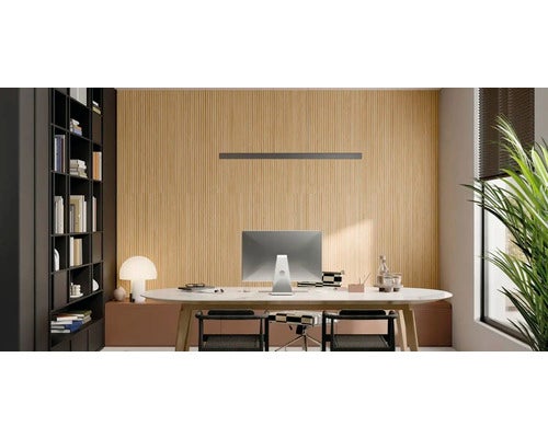 Einrichtung eines modernen Büros mit Schreibtisch, Stühlen, Regalen und Beleuchtung