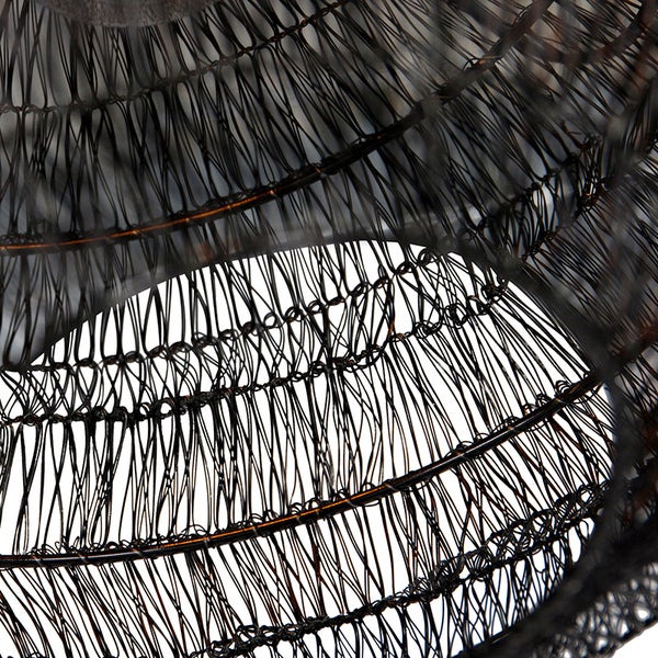 Detailansicht einer schwarzen Drahtgeflecht-Leuchte.