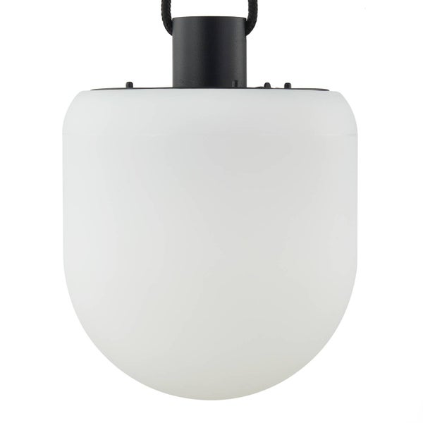 Tragbare LED-Außenleuchte mit weißem Kunststoffschirm und schwarzer Halterung samt Tragekordel.