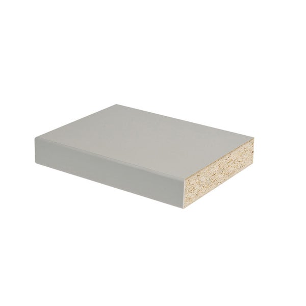 Möbelbauplatte aus Spanplatte mit grauer Oberfläche und sichtbarem Kern.