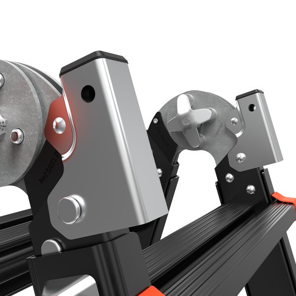 Gelenk einer Mehrzweckleiter aus Metall mit Verriegelungsmechanismus zur sicheren Arretierung.