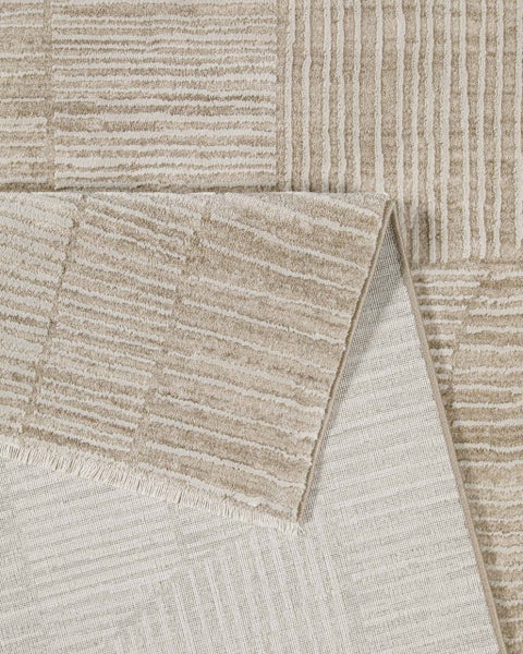 Strukturierter Teppich mit geometrischem Linienmuster und einer umgeschlagenen Ecke zur Ansicht der Rückseite.