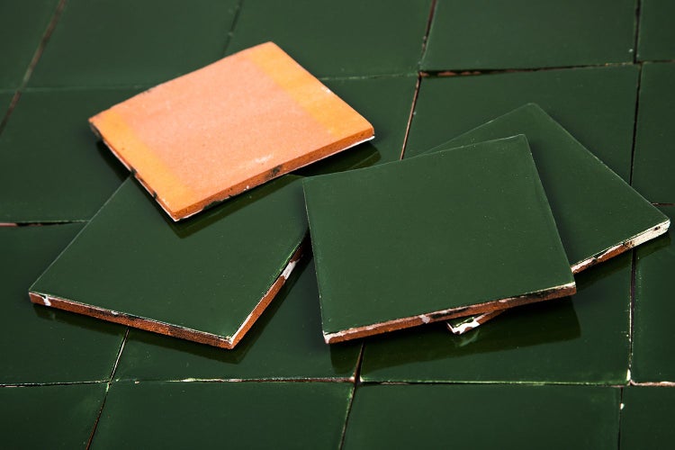 Quadratische, glänzende Fliesen in Grün und Terrakotta