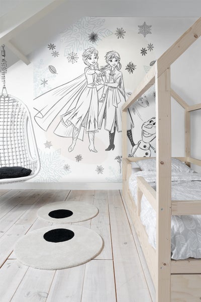Kinderzimmer mit Wandbild von Eiskönigin, Hängesessel und Holzbett