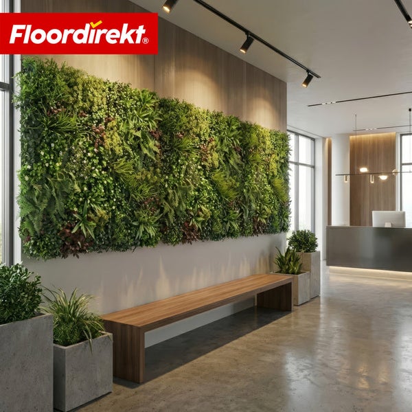 Innenraum mit Pflanzenwand, Holzbänken und Floor Direkt Logo