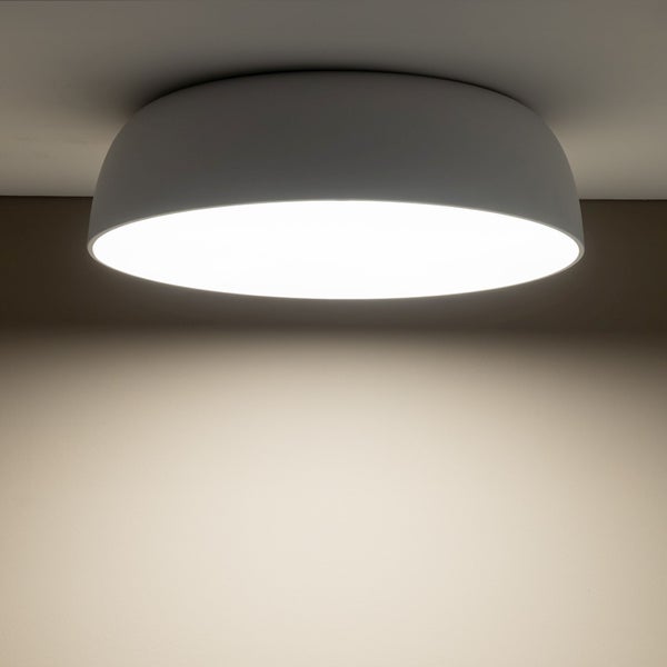 Runde, flache Deckenleuchte mit matter Oberfläche und großflächiger, heller Lichtabstrahlung.