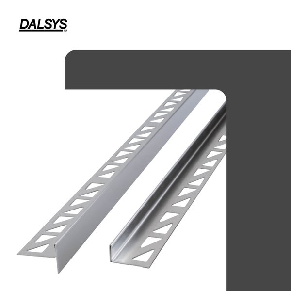 Dalsys Logo, zwei Fliesenprofile aus Metall, ein Winkelprofil und ein Quadratprofil mit Perforation zur Befestigung.