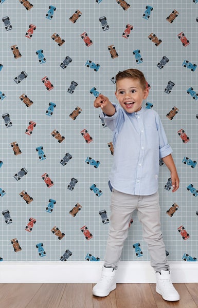 Zimmer eines Kindes mit einer Tapete mit Rennwagenmuster