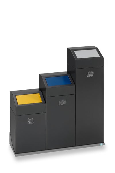 Dreiteiliges Abfalltrennsystem aus Metall mit drei unterschiedlich hohen Behältern für Kunststoff, Papier und Restmüll.