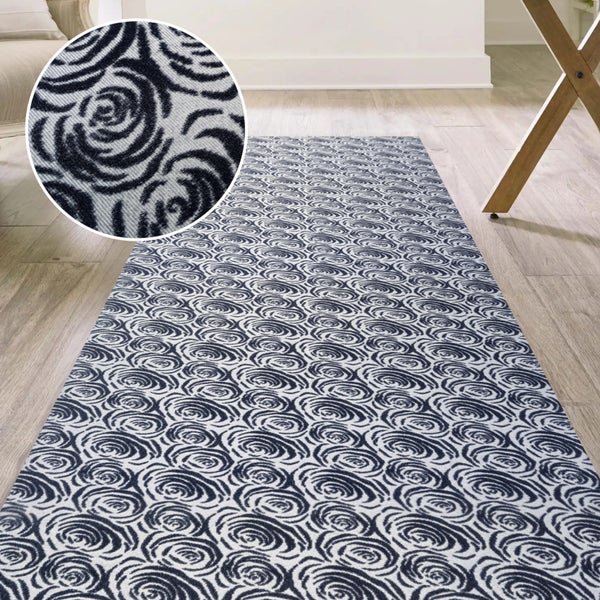 Läufer mit Rosenmuster auf einem Holzboden