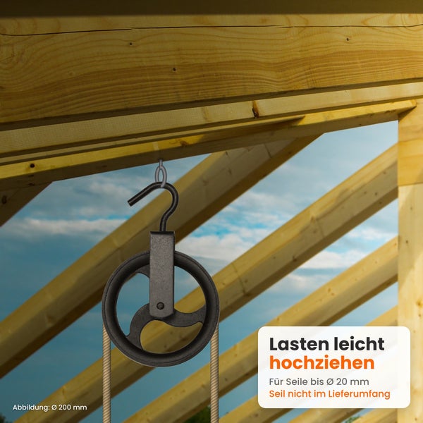 Hakenrolle mit zweihundert Millimeter Durchmesser für Seile bis zu zwanzig Millimeter Stärke montiert an einem Holzbalken