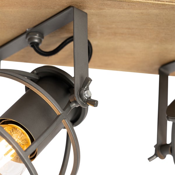 Detailaufnahme einer Deckenleuchte mit verstellbarem Spot und Holzhalterung im Industriestil
