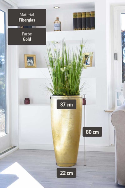 Hohes Pflanzgefäß aus Fiberglas in Gold, 80 Zentimeter hoch, oben 37 Zentimeter und unten 22 Zentimeter breit, in einem hellen Raum.