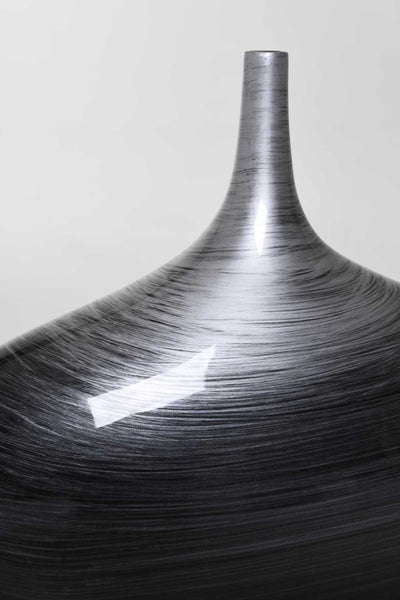 Dekorative Vase mit gebürsteter Oberfläche und schmalem Hals.