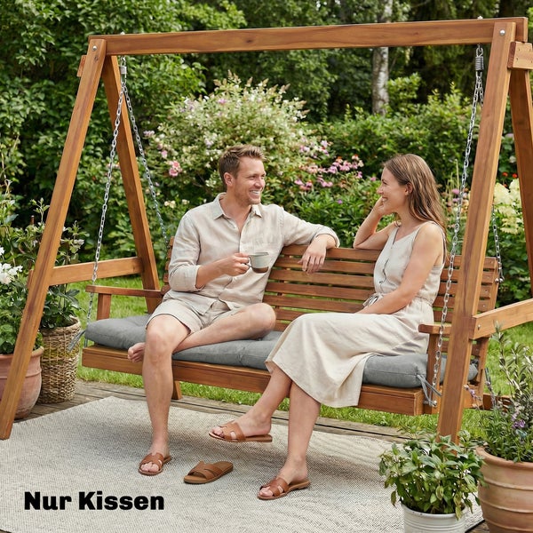 Sitzkissen für eine Hollywoodschaukel aus Holz in einem hellen Garten mit zwei Personen.