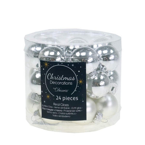 24 silberne Weihnachtskugeln aus Glas in durchsichtiger Verpackung