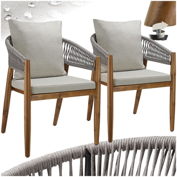 Zwei Gartenstühle aus Akazienholz mit Seilgeflecht, grauen Kissen, wasserabweisendem Stoff und höhenverstellbaren Füßen.