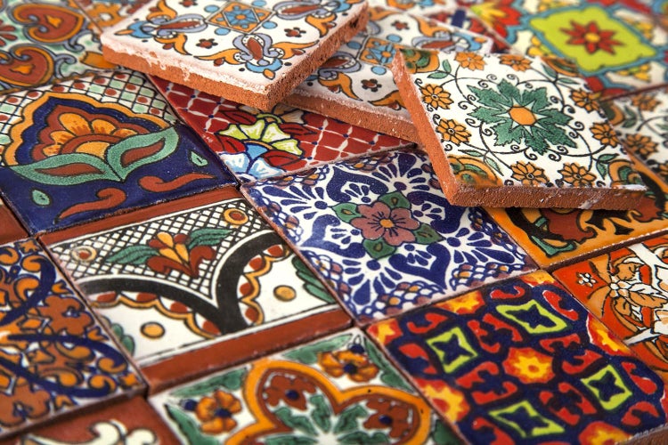 Nahaufnahme von Fliesen mit verschiedenen Mustern