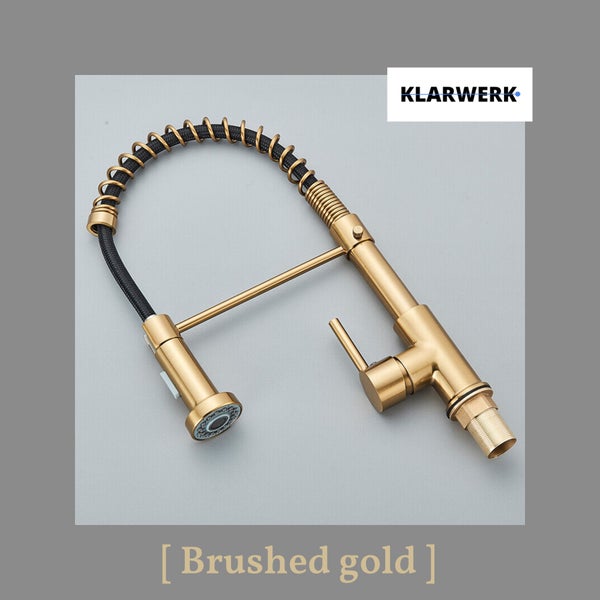 Klarwerk Küchenarmatur in gebürstetem Gold mit hohem Auslauf und ausziehbarer Geschirrbrause. Klarwerk Logo.