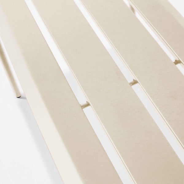 Nahaufnahme der Lamellenoberfläche eines Gartenmöbels aus Metall.